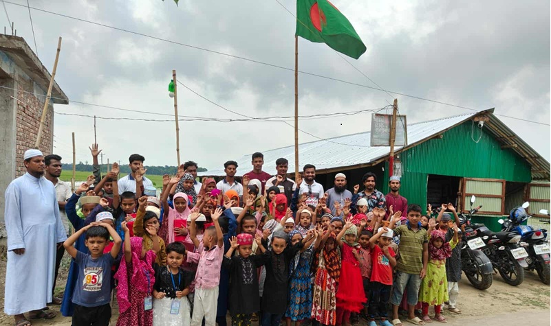 মাদ্রাসায় টিন ও কোরআন শরীফ প্রদান করলো 'চৌগাছা পরিবার' স্বেচ্ছাসেবী সংগঠন